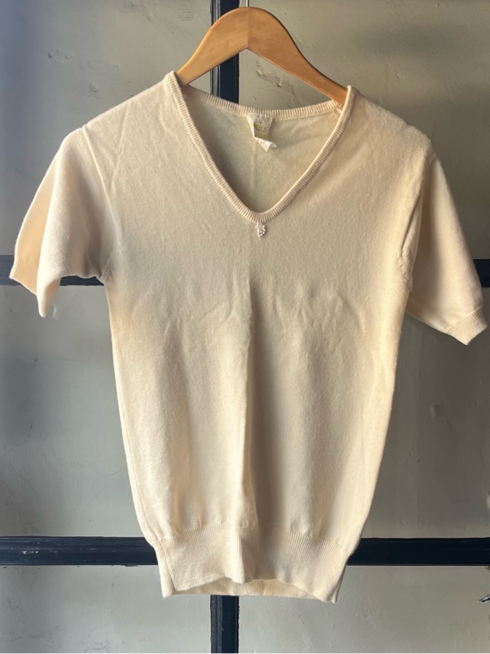 Lovely Vintage Cream Wool V-Neck Sweater Top